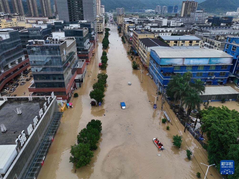 福建莆田：洪水来袭 紧急转移受困工人