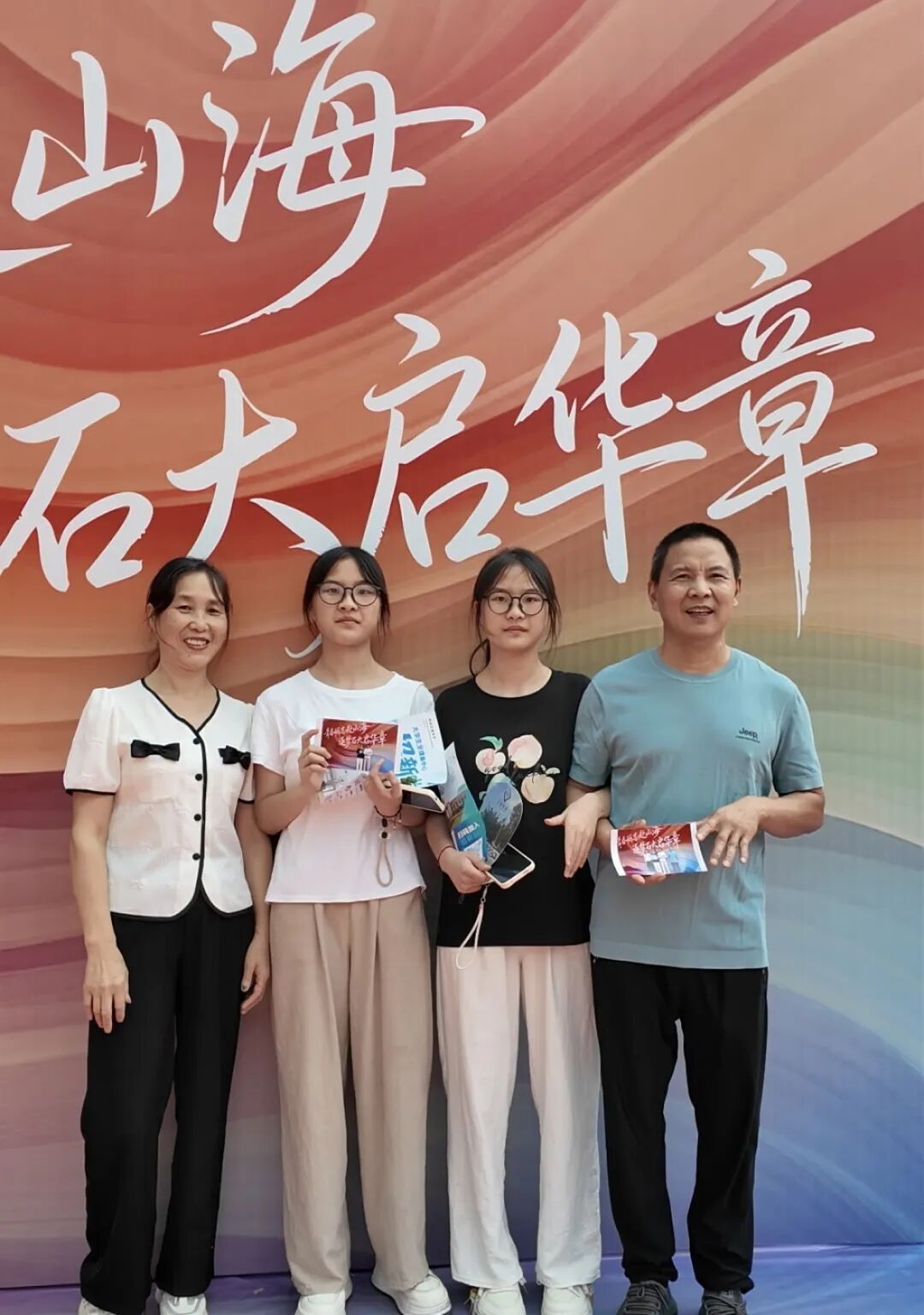 父亲挑扁担送双胞胎姐妹上大学！俩人高考差3分 ，考入同一大学，住同一寝室