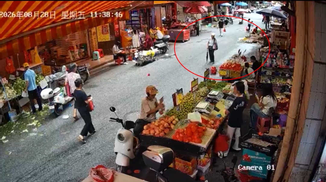 广东一阿婆快要摔倒,店主抄起椅子飞奔上前扶她坐下,当天下午阿婆送红包感谢 广东一阿婆快要摔倒,店主抄起椅子飞奔上前扶她坐下,当天下午阿婆送红包感谢