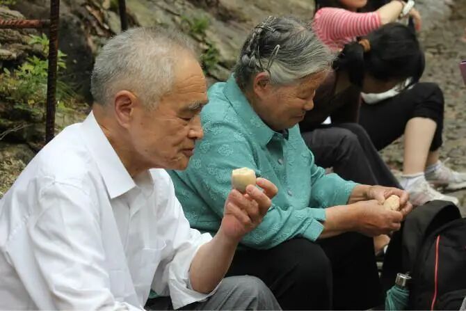 一件衣服穿了36年，98岁老人省了一辈子，却捐出了6000万元！