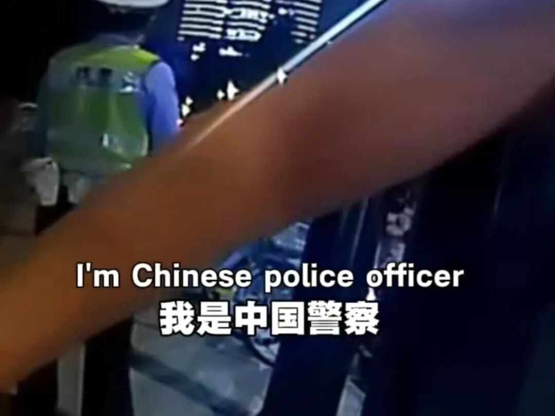 上海街头一幕：外籍男子发生违法行为！00后民警一个做法，全网点赞