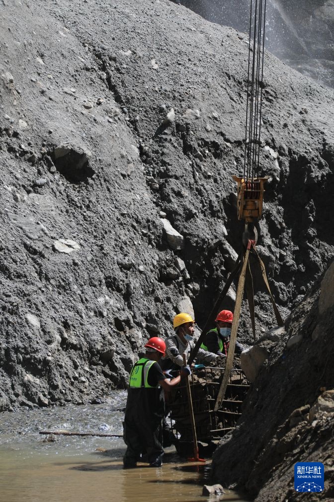 吉隆受灾核心区道路进行加固