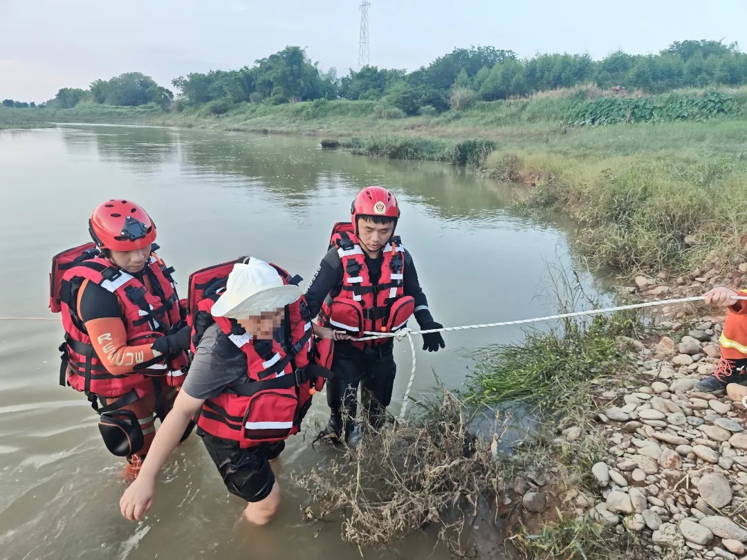 两人黄河里摸石头,结果被“留”在河中央…… 两人黄河里摸石头,结果被“留”在河中央……