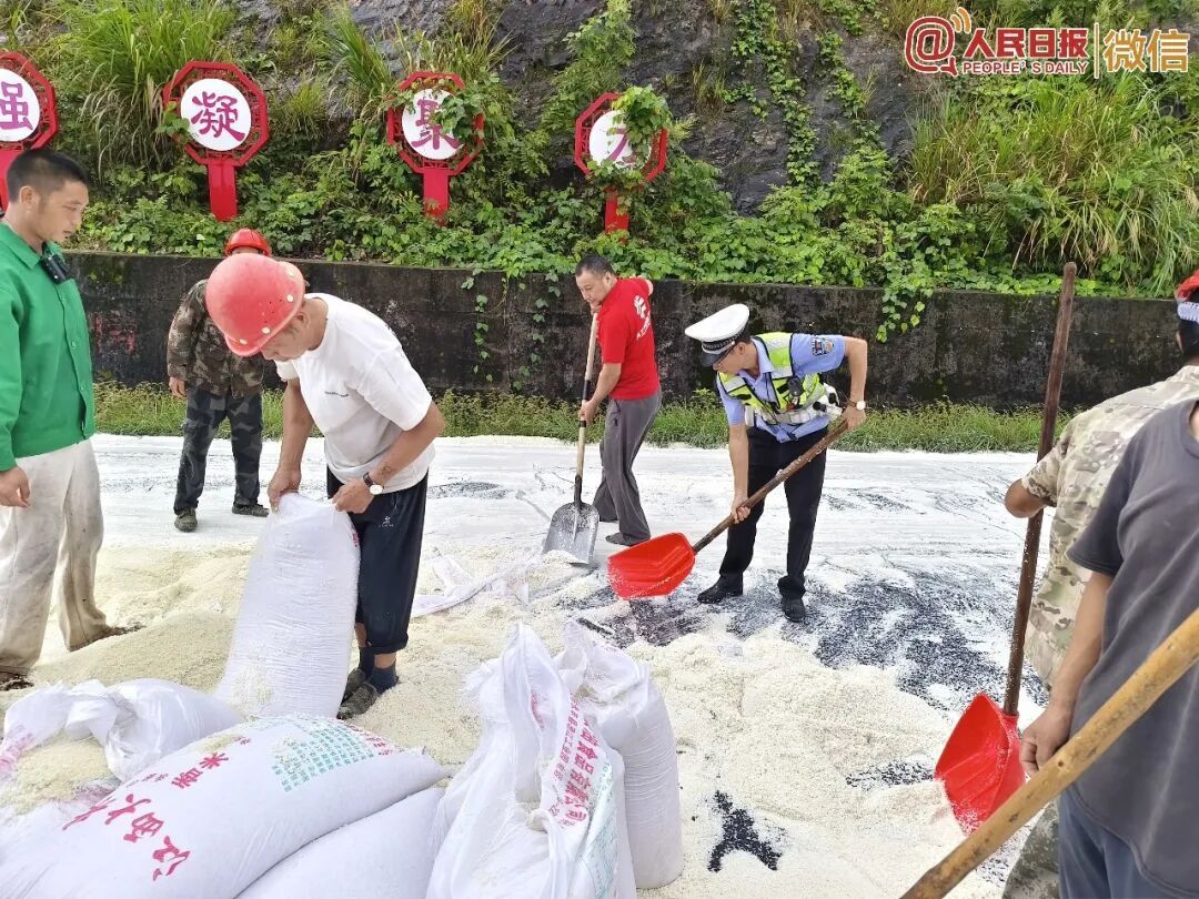 300多袋大米散落在国道!接下来的画面很意外…… 300多袋大米散落在国道!接下来的画面很意外……