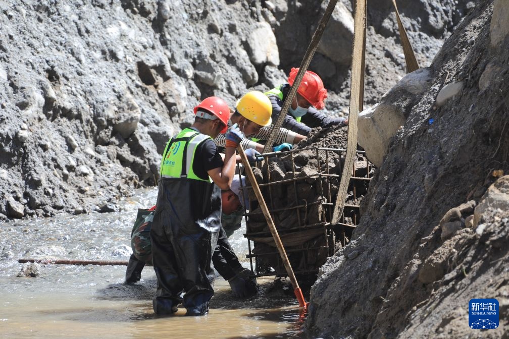 吉隆受灾核心区道路进行加固