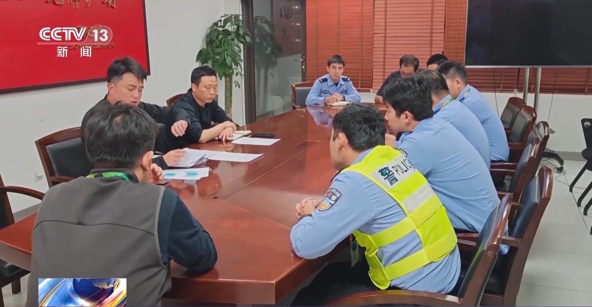 “车坏了”“提前付钱”都是套路!起底浦东机场出租车甩客乱象 “车坏了”“提前付钱”都是套路!起底浦东机场出租车甩客乱象
