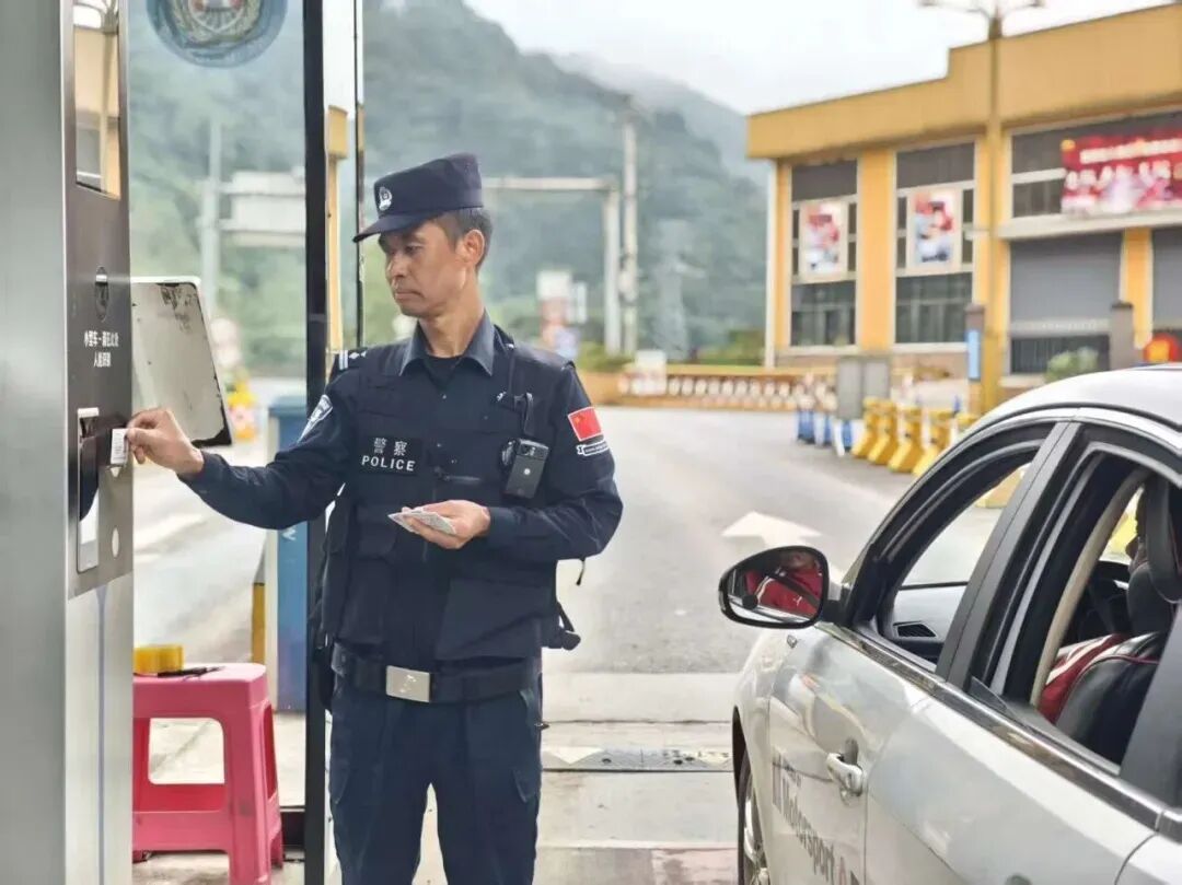 他用中医的“望闻问切”查获毒品2452克! 他用中医的“望闻问切”查获毒品2452克!