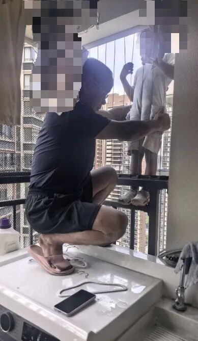 女子37楼阳台刷手机,窗外突然爬下一个男孩,一边哭一边喊“找奶奶”…… 女子37楼阳台刷手机,窗外突然爬下一个男孩,一边哭一边喊“找奶奶”……