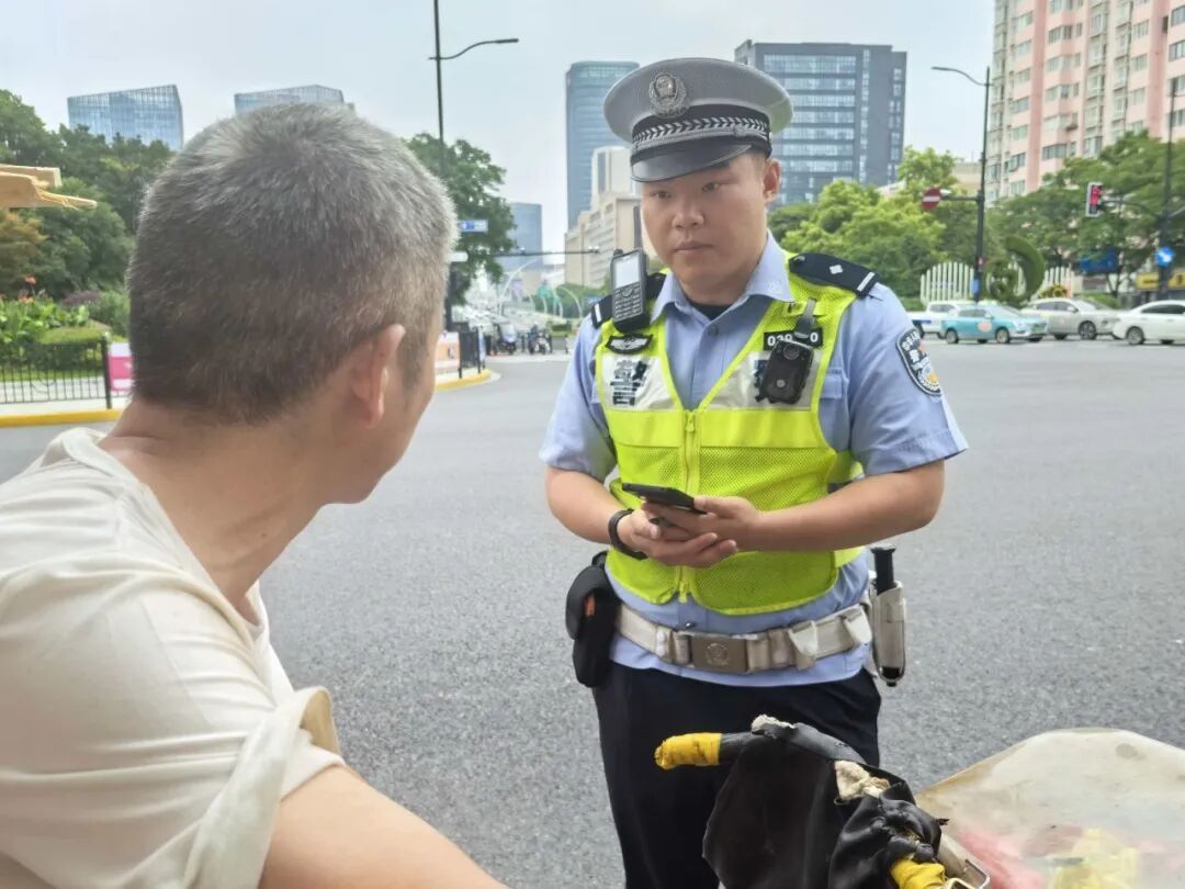 上海街头一幕：外籍男子发生违法行为！00后民警一个做法，全网点赞