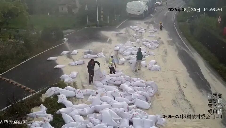 300多袋大米散落在国道!接下来的画面很意外…… 300多袋大米散落在国道!接下来的画面很意外……