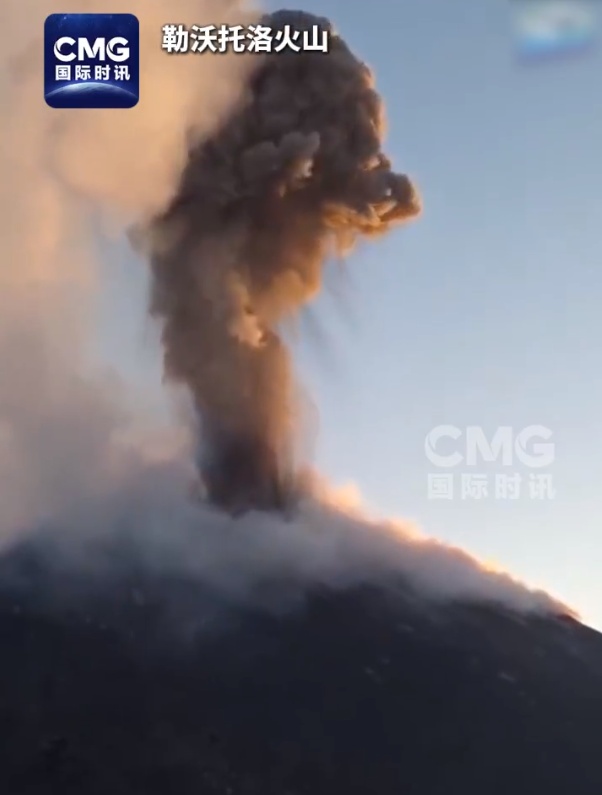印尼火山大规模喷发,4座机场临时关闭,多个航班被取消,上万名游客受影响 印尼火山大规模喷发,4座机场临时关闭,多个航班被取消,上万名游客受影响