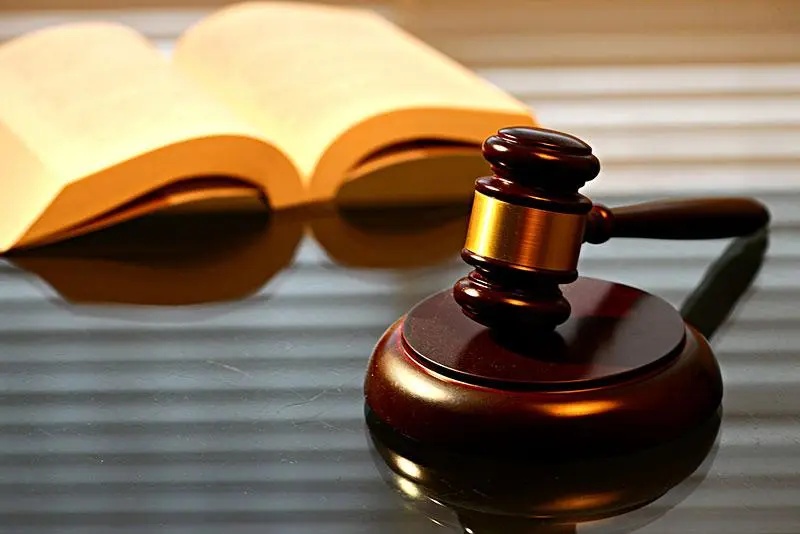 夫妻下班途中被狗撞骨折,公司报工伤后突然反悔称:狗不是驾驶员;法院判了 夫妻下班途中被狗撞骨折,公司报工伤后突然反悔称:狗不是驾驶员;法院判了