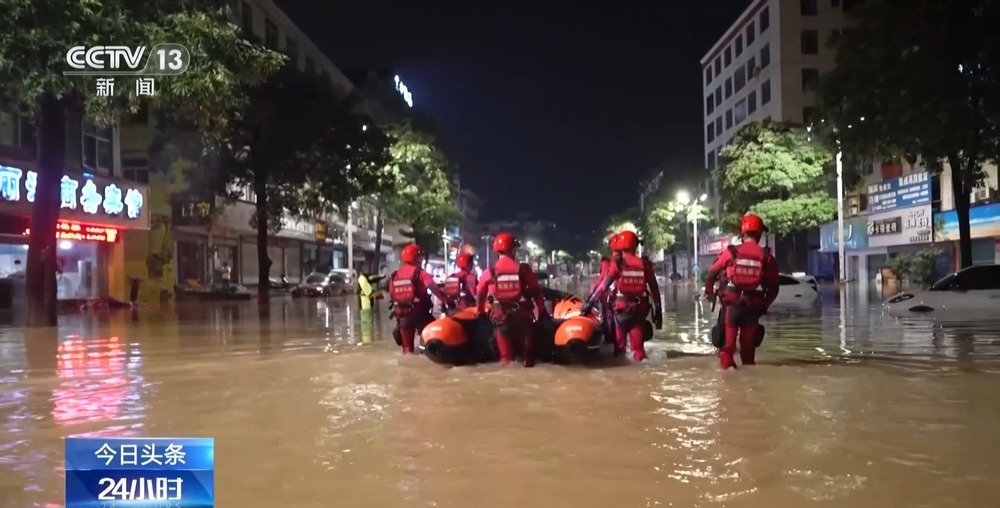 福建莆田强降雨致老城区被淹 消防紧急转移受困群众57人