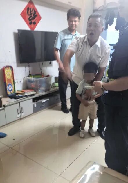 女子在37楼阳台刷手机,突然从上面爬下来一个男孩! 女子在37楼阳台刷手机,突然从上面爬下来一个男孩!