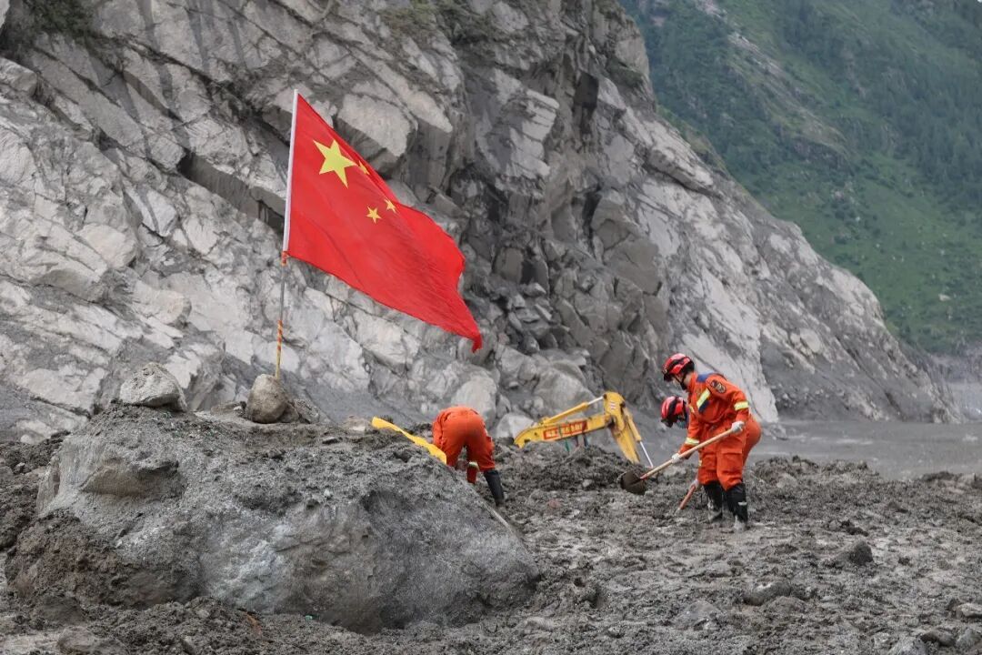 泥石流发生23分钟后,吉隆民警航拍现场,画面公布 泥石流发生23分钟后,吉隆民警航拍现场,画面公布