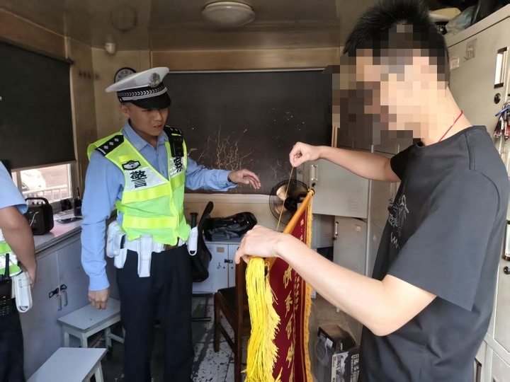 “我没有妈妈了”,男子情绪崩溃大哭无法驾车,将车停在了路中央…… “我没有妈妈了”,男子情绪崩溃大哭无法驾车,将车停在了路中央……