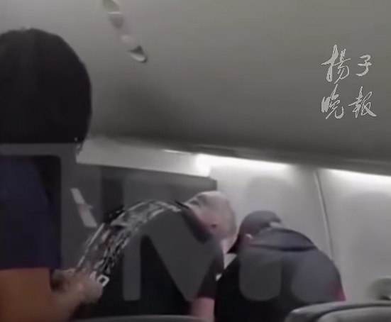 67岁男子在飞机上闹事,多名乘客合力将其制服并绑成“木乃伊”!航空公司声明→ 67岁男子在飞机上闹事,多名乘客合力将其制服并绑成“木乃伊”!航空公司声明→