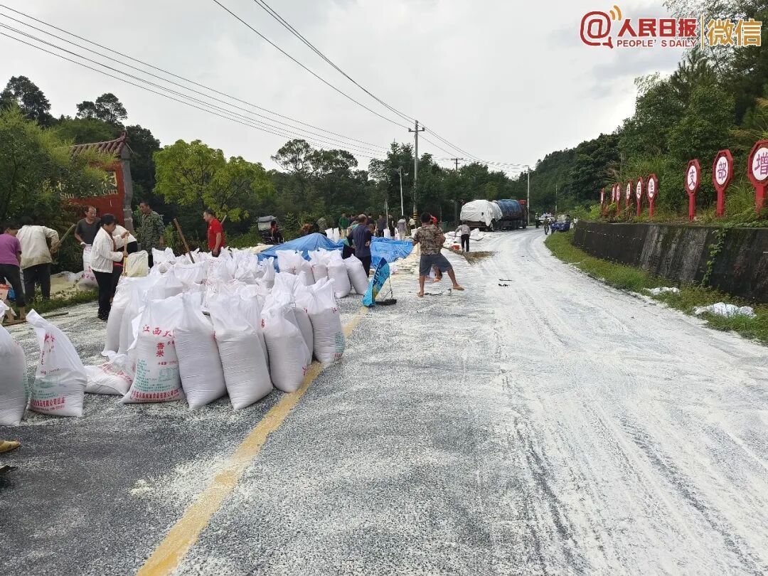300多袋大米散落在国道!接下来的画面很意外…… 300多袋大米散落在国道!接下来的画面很意外……