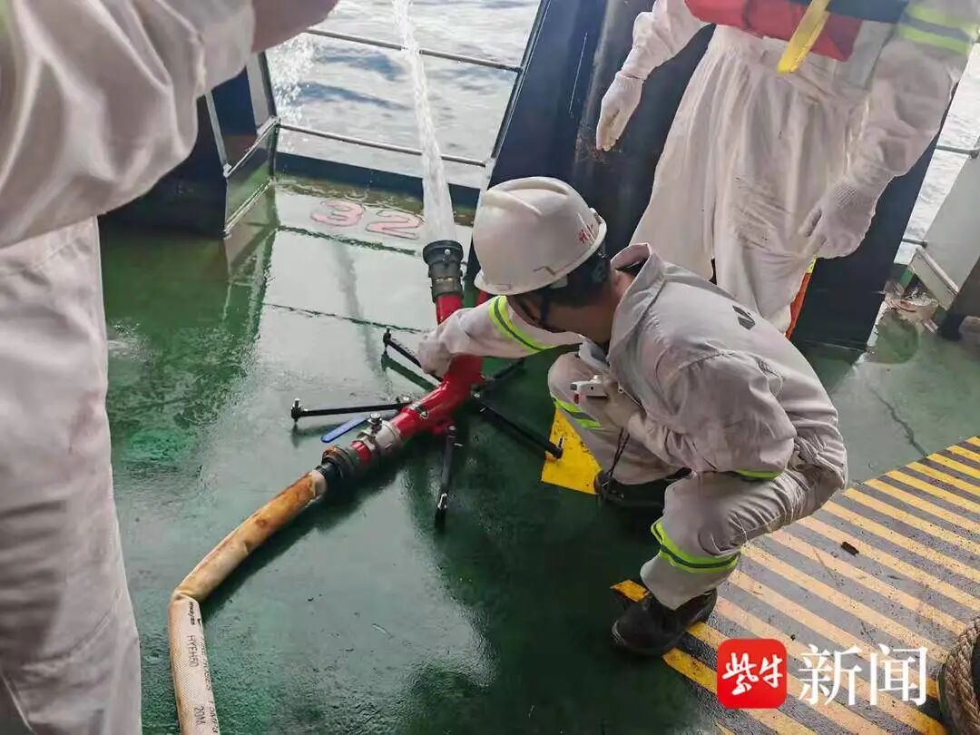 跑船二副亲历台风“沙德尔”:像坐几十小时“海盗船”;船长两次调整锚位,船员在持续涌浪中昼夜坚守 跑船二副亲历台风“沙德尔”:像坐几十小时“海盗船”;船长两次调整锚位,船员在持续涌浪中昼夜坚守
