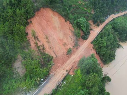 江西遂川泥石流已致3人遇难9人失联,中国安能连夜抢通受阻路段 江西遂川泥石流已致3人遇难9人失联,中国安能连夜抢通受阻路段