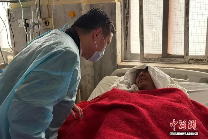 生命的奇迹!尼泊尔泥石流中国工人被困11天获救,躺在医院,他的话让人泪目…… 生命的奇迹!尼泊尔泥石流中国工人被困11天获救,躺在医院,他的话让人泪目……