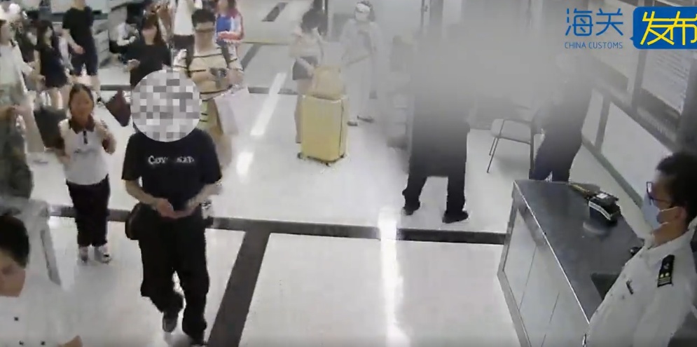 "人慌的时候会假装看手机…"网友评论亮了→ "人慌的时候会假装看手机…"网友评论亮了→