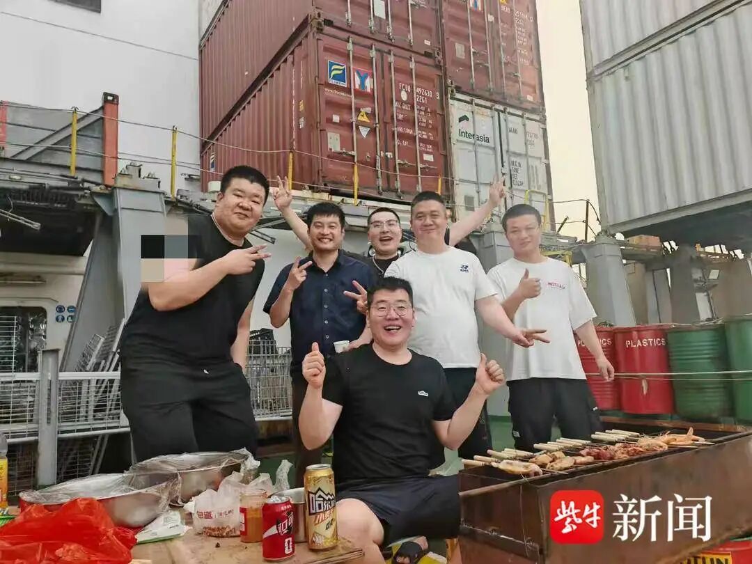 跑船二副亲历台风“沙德尔”:像坐几十小时“海盗船”;船长两次调整锚位,船员在持续涌浪中昼夜坚守 跑船二副亲历台风“沙德尔”:像坐几十小时“海盗船”;船长两次调整锚位,船员在持续涌浪中昼夜坚守