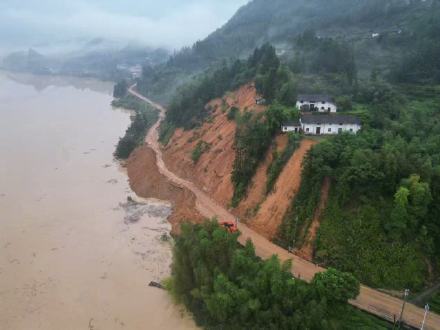 江西遂川泥石流已致3人遇难9人失联,中国安能连夜抢通受阻路段 江西遂川泥石流已致3人遇难9人失联,中国安能连夜抢通受阻路段