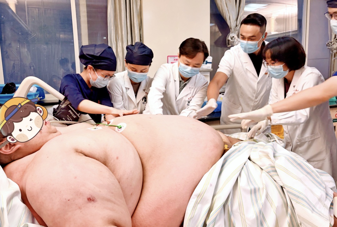 “再胖下去人就没了!”体重635斤男子进ICU,12位医护人员抬上病床 “再胖下去人就没了!”体重635斤男子进ICU,12位医护人员抬上病床