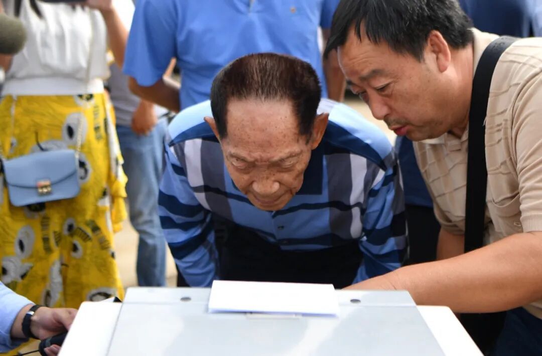 今天，我们格外怀念您……