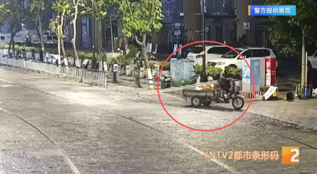 凌晨,一对夫妻从昆明市中心多条街道盗走16段隔离栏,摆在地铁口旁,竟是为了… 凌晨,一对夫妻从昆明市中心多条街道盗走16段隔离栏,摆在地铁口旁,竟是为了…