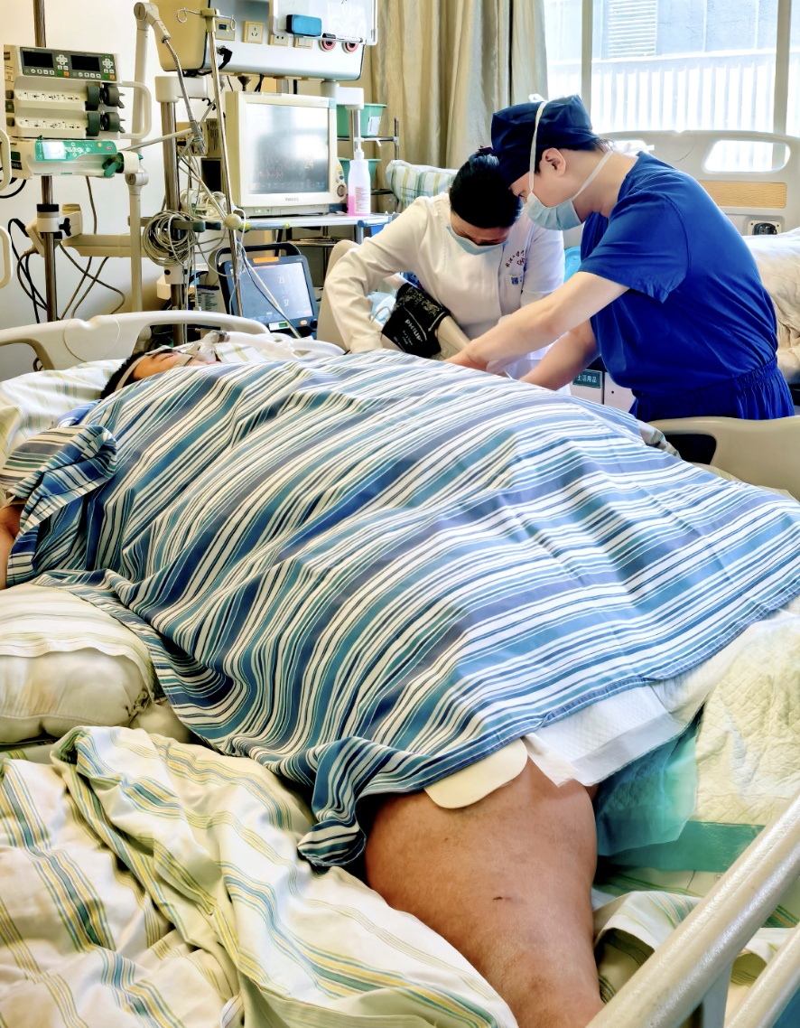“再胖下去人就没了!”体重635斤男子进ICU,12位医护人员抬上病床 “再胖下去人就没了!”体重635斤男子进ICU,12位医护人员抬上病床