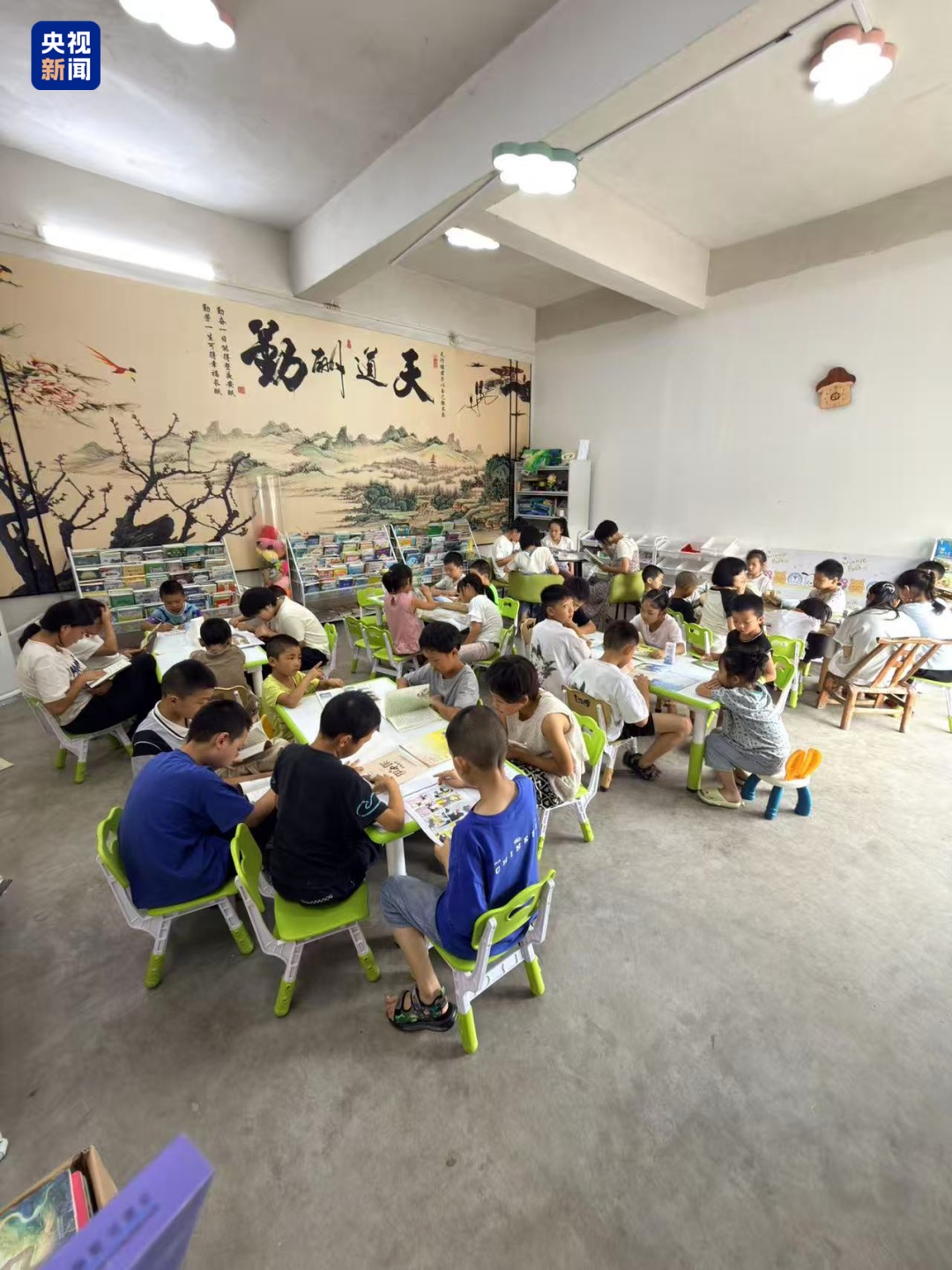 “孩子们,铅笔头能换新文具啦!” “孩子们,铅笔头能换新文具啦!”