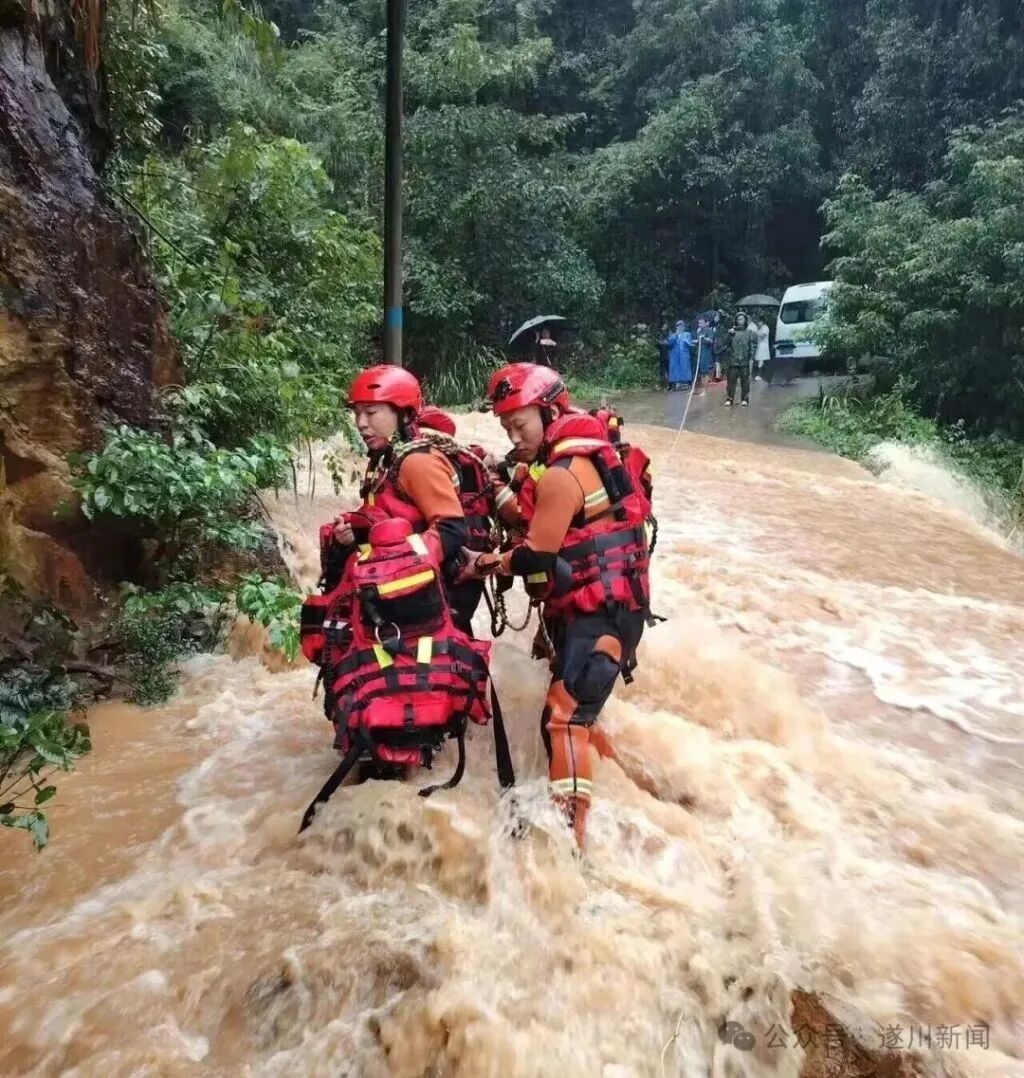 江西遂川:大汾镇、坪村有山体开裂,连夜转移169人 江西遂川:大汾镇、坪村有山体开裂,连夜转移169人