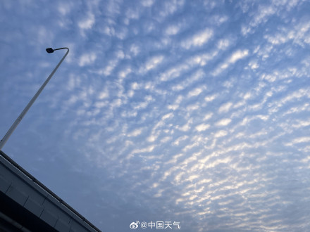 北京天空看起来波光粼粼 北京天空看起来波光粼粼