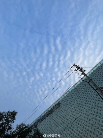 北京天空看起来波光粼粼 北京天空看起来波光粼粼