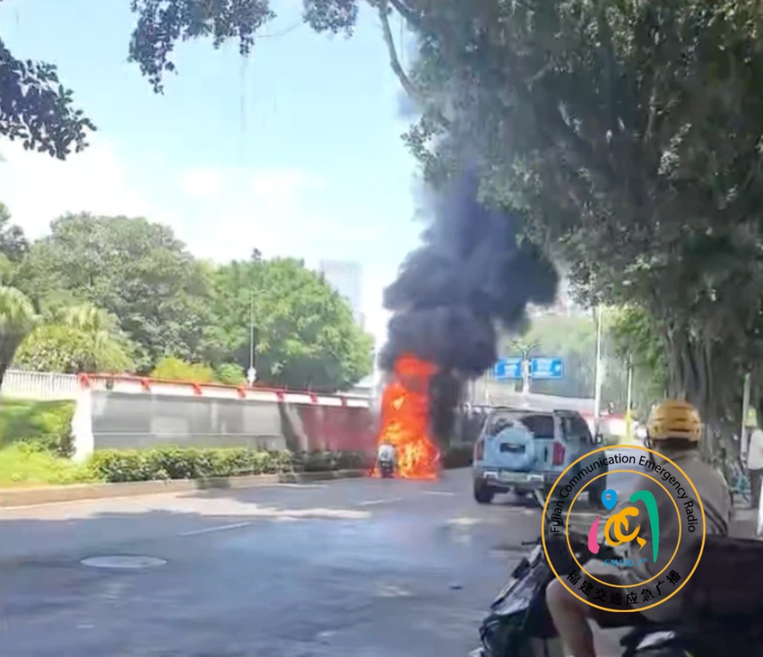 福州江滨西大道辅道发生一起电动车起火事件