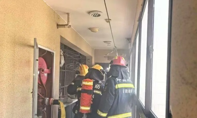 睡着睡着,头顶的灯突然着了 这个隐患你家也有 睡着睡着,头顶的灯突然着了 这个隐患你家也有