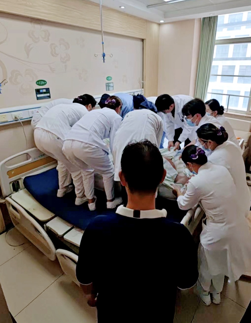 “再胖下去人就没了!”体重635斤男子进ICU,12位医护人员抬上病床 “再胖下去人就没了!”体重635斤男子进ICU,12位医护人员抬上病床