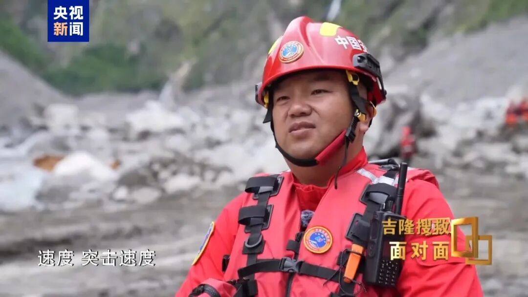吉隆边检站副站长:我不想停,一停下来就会想起这些兄弟姐妹;我还抱着一丝奇迹的期待,我期盼扒开废墟的时候,能听见一声 “拉我一把” 吉隆边检站副站长:我不想停,一停下来就会想起这些兄弟姐妹;我还抱着一丝奇迹的期待,我期盼扒开废墟的时候,能听见一声 “拉我一把”