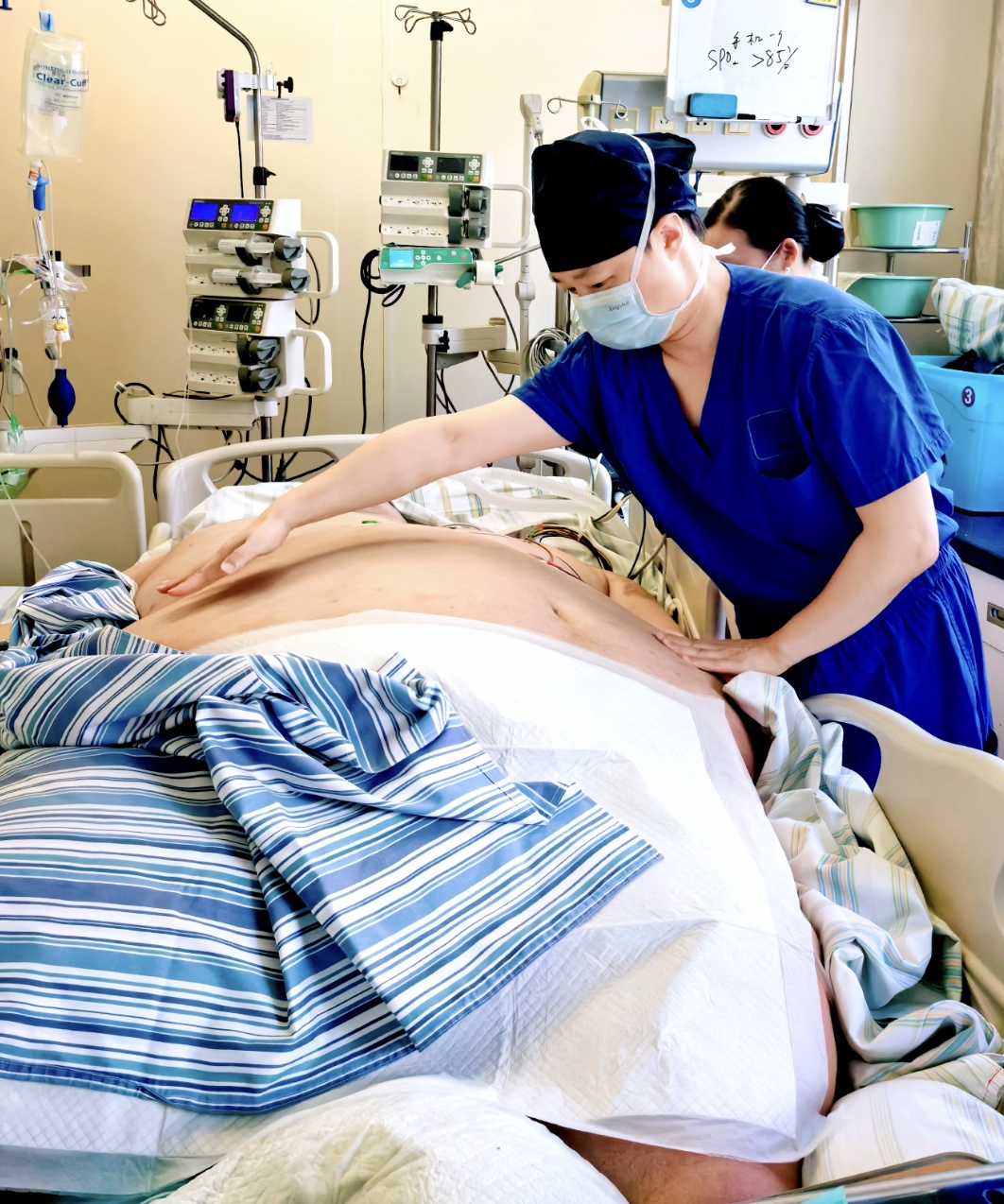 “再胖下去人就没了!”体重635斤男子进ICU,12位医护人员抬上病床 “再胖下去人就没了!”体重635斤男子进ICU,12位医护人员抬上病床