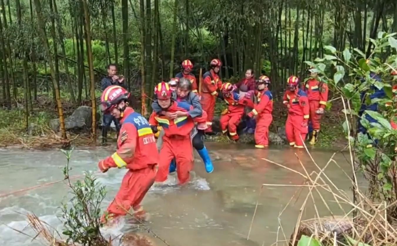 (遂川泥石流山体滑坡灾害救援)救援人员回顾救援过程 (遂川泥石流山体滑坡灾害救援)救援人员回顾救援过程