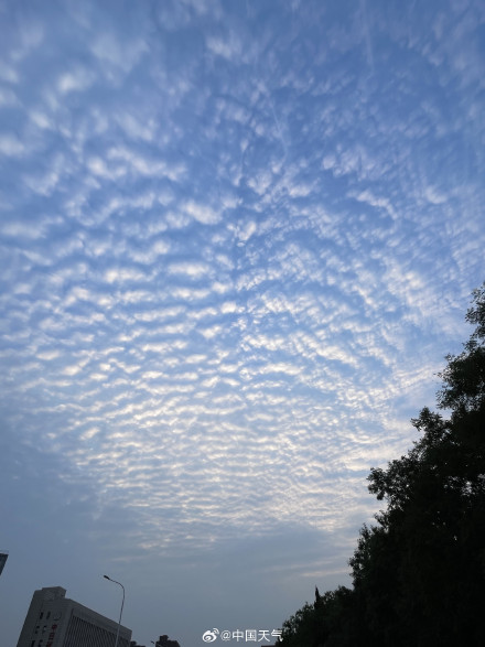 北京天空看起来波光粼粼 北京天空看起来波光粼粼