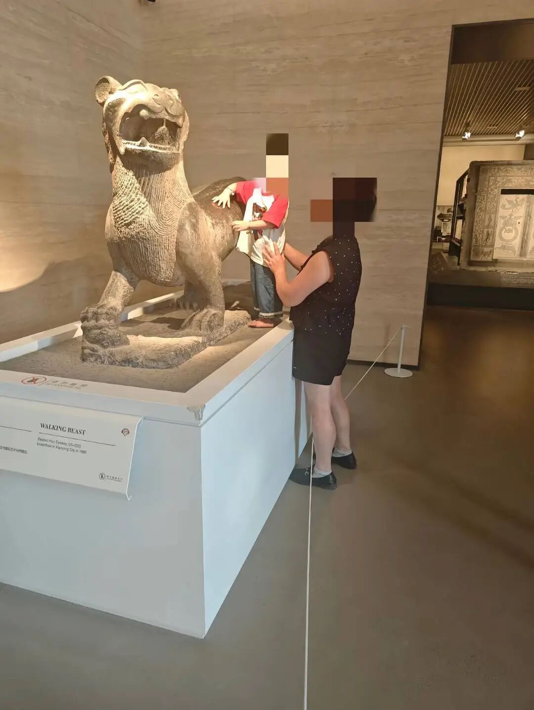 男童光脚站在展台上触摸东汉石走兽, 博物馆最新回应:是真品,已接到反映并上报 男童光脚站在展台上触摸东汉石走兽, 博物馆最新回应:是真品,已接到反映并上报