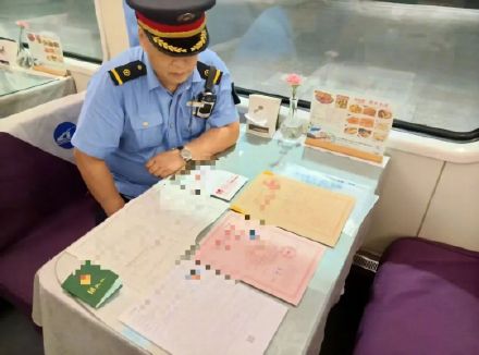 录取通知书遗落列车!铁路员工多方查找助学子顺利取回入学材料 录取通知书遗落列车!铁路员工多方查找助学子顺利取回入学材料