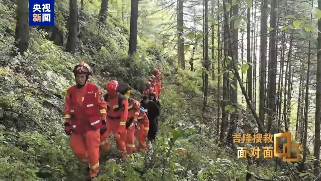 吉隆边检站副站长:我不想停,一停下来就会想起这些兄弟姐妹;我还抱着一丝奇迹的期待,我期盼扒开废墟的时候,能听见一声 “拉我一把” 吉隆边检站副站长:我不想停,一停下来就会想起这些兄弟姐妹;我还抱着一丝奇迹的期待,我期盼扒开废墟的时候,能听见一声 “拉我一把”