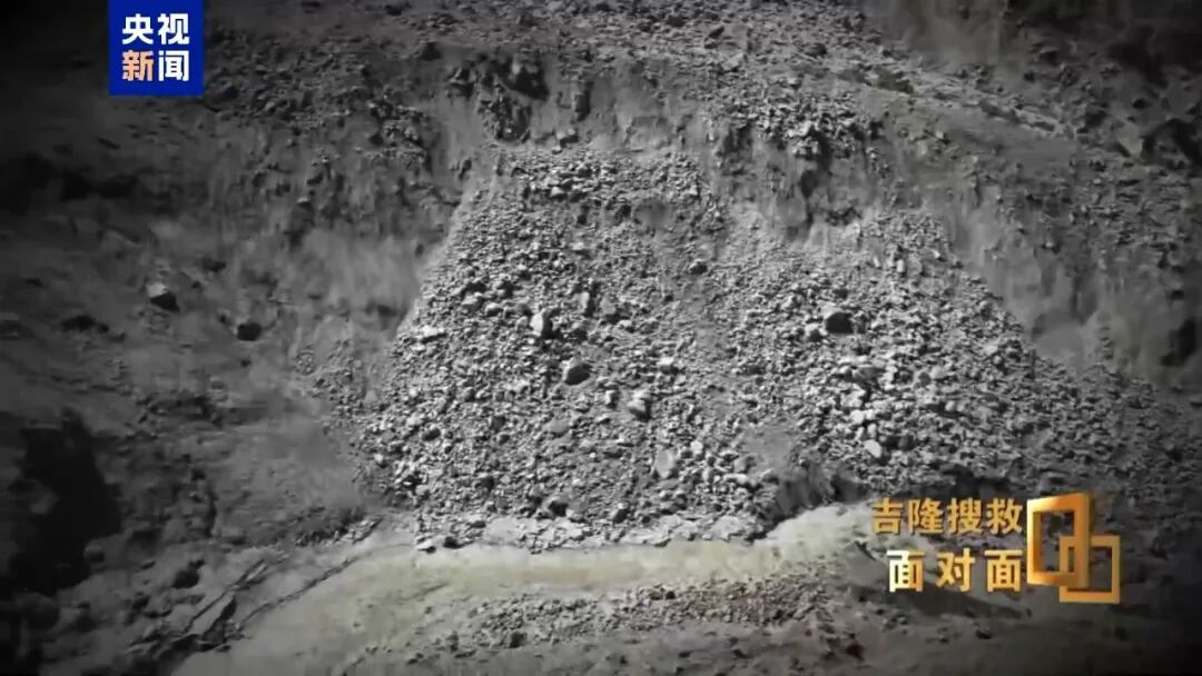 吉隆边检站副站长:我不想停,一停下来就会想起这些兄弟姐妹;我还抱着一丝奇迹的期待,我期盼扒开废墟的时候,能听见一声 “拉我一把” 吉隆边检站副站长:我不想停,一停下来就会想起这些兄弟姐妹;我还抱着一丝奇迹的期待,我期盼扒开废墟的时候,能听见一声 “拉我一把”
