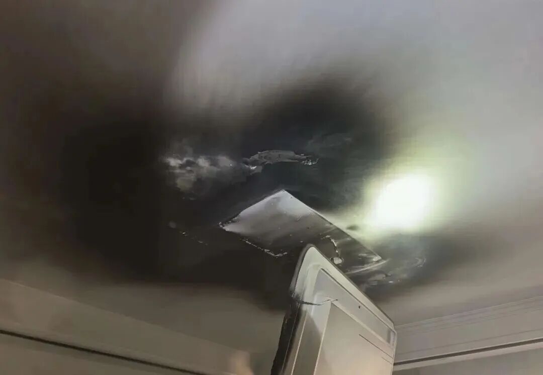 男子家中熟睡,头顶上的灯突然“发火”!这个隐患你家也有→ 男子家中熟睡,头顶上的灯突然“发火”!这个隐患你家也有→