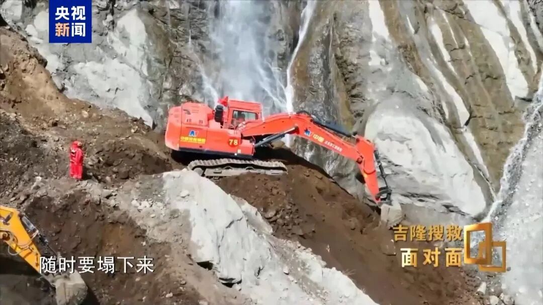吉隆边检站副站长:我不想停,一停下来就会想起这些兄弟姐妹;我还抱着一丝奇迹的期待,我期盼扒开废墟的时候,能听见一声 “拉我一把” 吉隆边检站副站长:我不想停,一停下来就会想起这些兄弟姐妹;我还抱着一丝奇迹的期待,我期盼扒开废墟的时候,能听见一声 “拉我一把”
