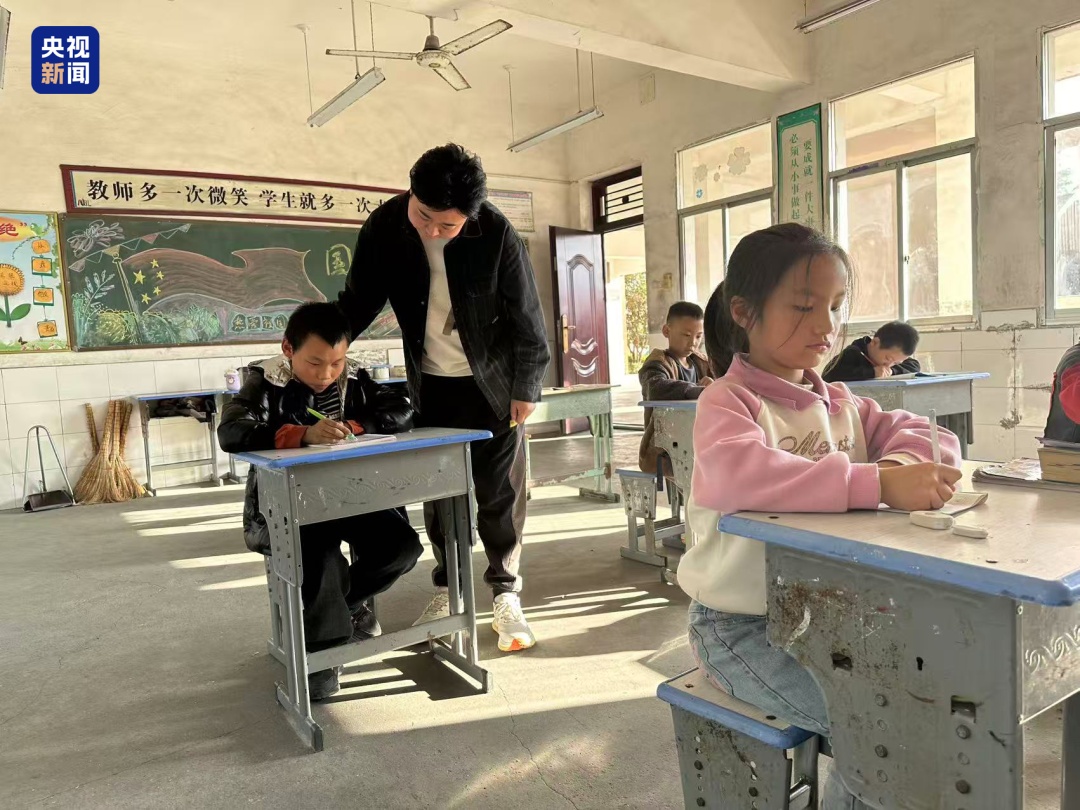 “孩子们,铅笔头能换新文具啦!” “孩子们,铅笔头能换新文具啦!”